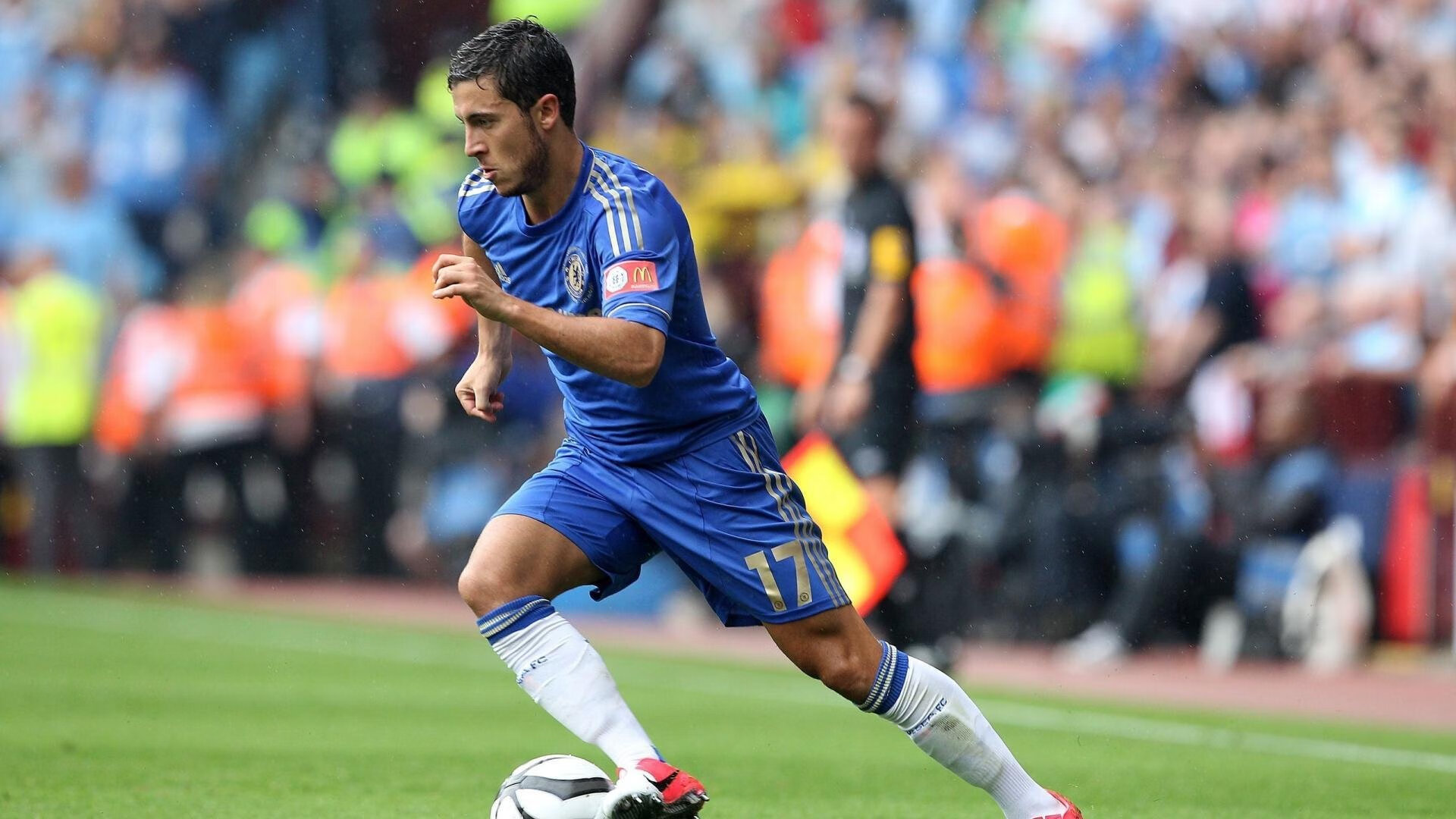 莱万暴力美学再登热搜，足球场上的拳击手征服世界